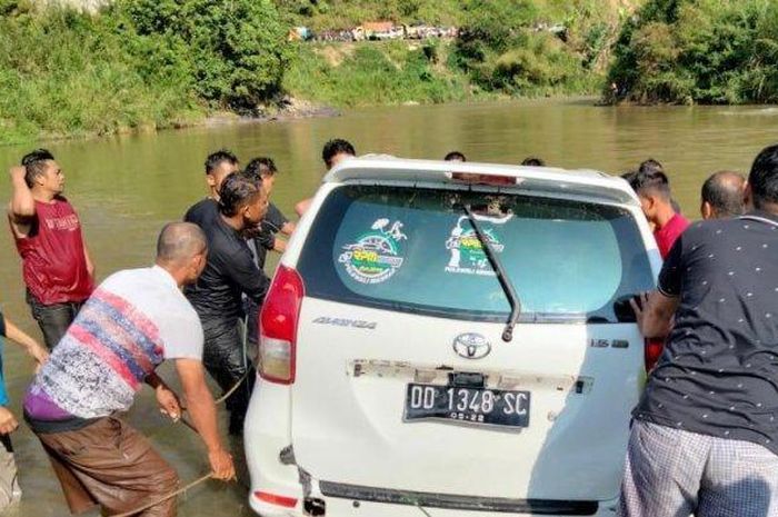 Toyota Avanza yang tenggelam ke dalam sungai di Messawa, Mamasa, Sulawesi Selatan, (4/5/21)