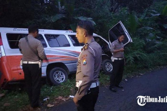 Isuzu Elf berisi 17 siswa SMA terjengkang di hutan Semeru, Lumajang, Jawa Timur