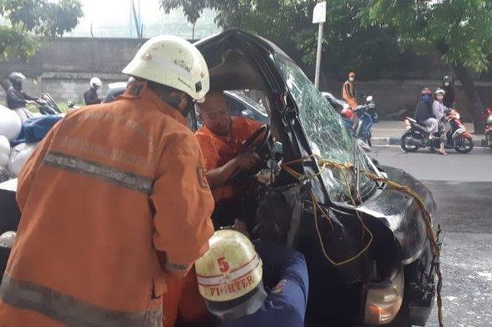 Evakuasi korban terjepit di dalam mobil usai menabrak separator Busway di Jalan Ahmad Yani, Pulogadung, Jakarta Timur, Rabu (5/5/2021).   
