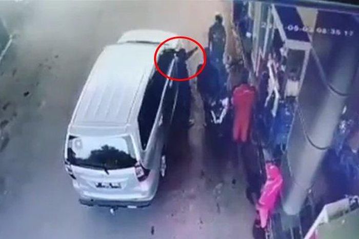 Rekaman CCTV saat pengemudi Toyota Avanza mengancam menembak seorang pemotor di SPBU Rumbut, Rangkasbitung, Lebak, Banten