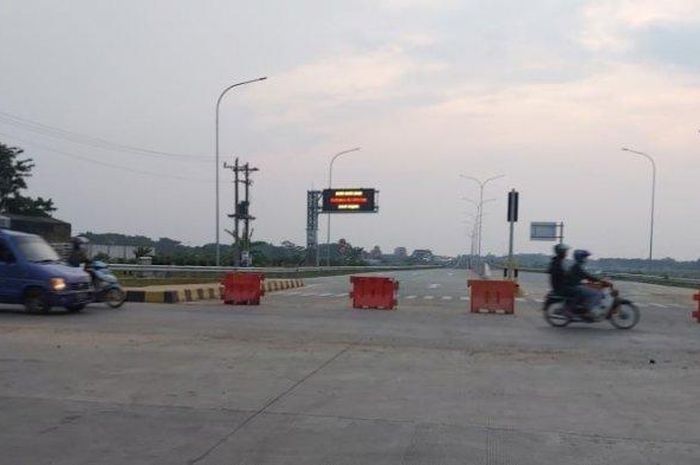 Suasana lalu lintas exit tol Bojong, Jawa Tengah.