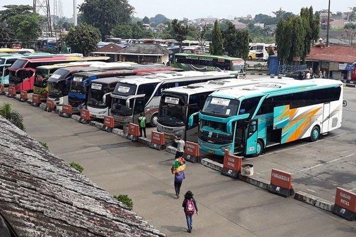 Tampak bus antar kota antar provinsi (AKAP) di Terminal Kampung Rambutan, Ciracas, Jakarta Timur, Selasa (4/5/2021).