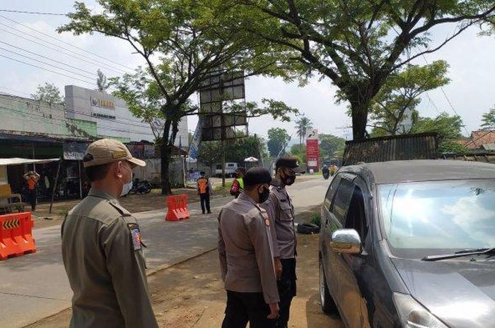 Situasi pos penyekatan Cikalong Kulon, Cianjur, Jawa Barat yang terjadi insiden Toyota Avanza tabrak polisi