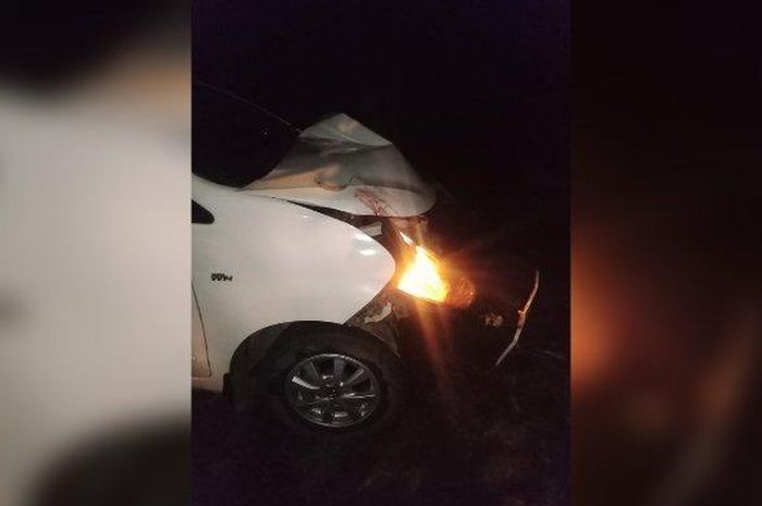Toyota Avanza hantam pohon mangga di Jl Jangari, jembatan dua perbatasan kecamatan Mande dan Karang Tengah, Cianjur, Jawa Barat