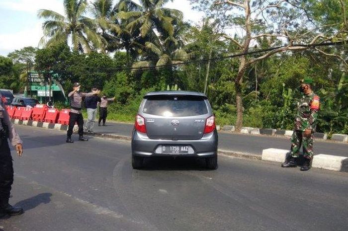 Penyekatan arus lalu lintas di Jalan Yogyakarta-Magelang KM17, tepatnya di pos pengamanan Tempel, Kabupaten Sleman pada Kamis (06/05/2021).