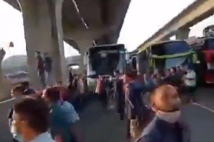 Pekerja di Tol Cikarang berteriak karena kesulitan akses menuju kantor imbas penyekatan larangan mudik pada Kamis pagi (6/5).