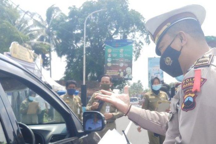 Beberapa kendaraan berpelat nomor luar DIY terjaring operasi larangan mudik Lebaran 2021 di Magelang, Rabu (5/5/2021)