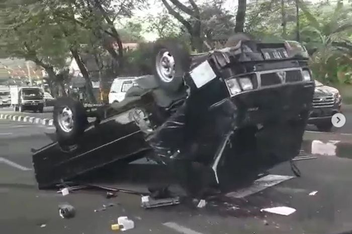 Mitsubishi L300 terbalik di tanjakan Silayur, kota Semarang, Jawa Tengah