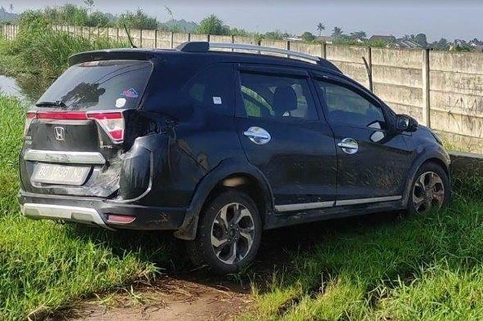 Honda BR-V yang parkir misterius di tepi Jl Noerdin Panji, Kebun Bunga, Sukarami, Palembang, (6/5/21)