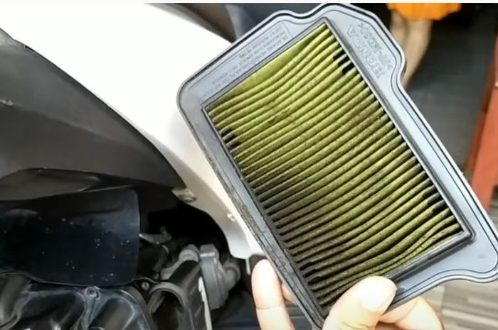 Filter motor Honda tipe karburator, posisinya masih ada di atas crankcase