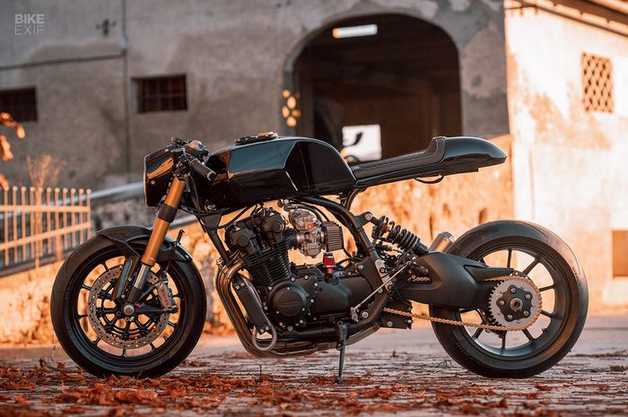 Honda CB900F bergaya cafe racer 