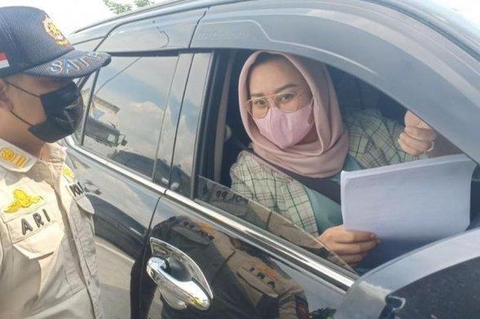 Toyota Fortuner anggota DPRD Nganjuk lolos di Tol Ngawi meski tanpa surat bebas Covid-19