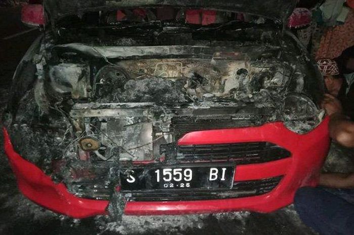 Daihatsu Ayla yang terbakar di Jalan Raya Desa Talang, Kamal, Bangkalan, Madura saat perjalanan dari Bojonegoro, Jawa Timur