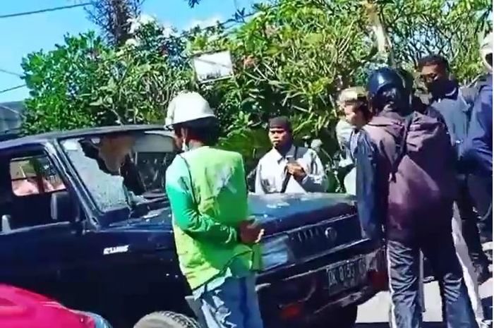 Toyota Kijang pecah kaca setelah menjadi sasaran aksi bunuh diri seorang pejalan kaki di Jl Hangtuah, Denpasar Selatan, Denpasar, Bali