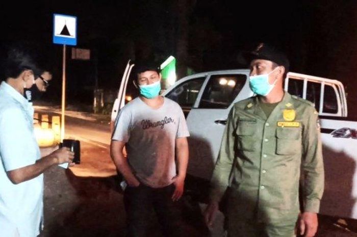 Pengemudi Toyota Hilux nekat ingin menerobos penyekatan mudik. Sempat bawa-bawa nama pejabat biar lolos