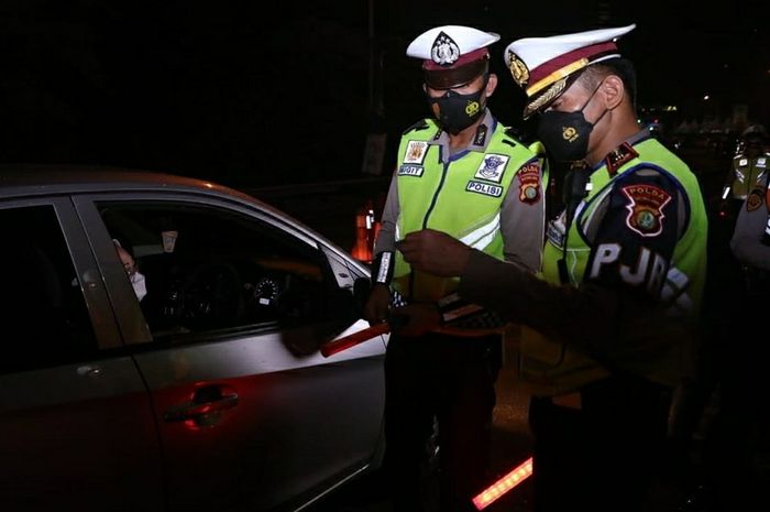 Melakukan perjalanan dimasa pelarangan mudik tanpa dilengkapi dokumen akan diberi sanksi seperti diputar balik oleh kepolisian. 