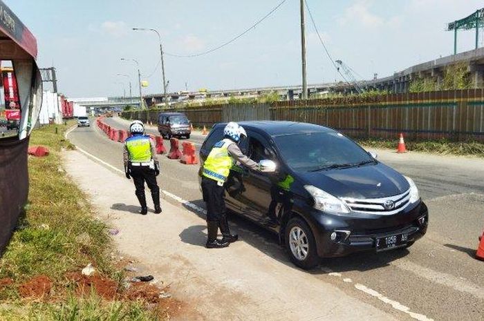Ilustrasi penyekatan arus lalu lintas di exit tol Cileunyi, Jawa Barat