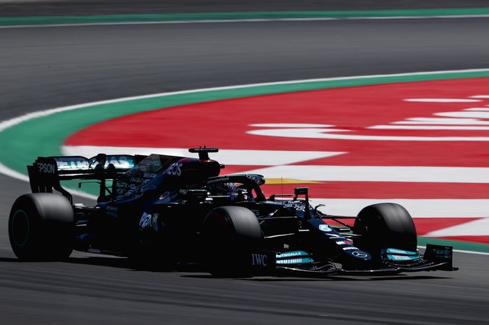 Lewis Hamilton gagalkan dominasi Max Verstappen dalam lima lap terakhir balapan F1 Spanyol 2021