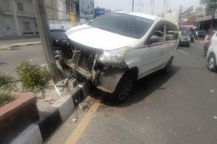 Daihatsu Xenia rontok hajar pembatas jalan dan tumbuk tiang listrik