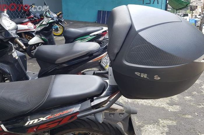 Ilustrasi boks belakang tambahan di motor