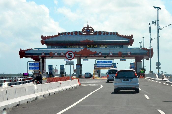 Gerbang Tol Bali Mandara Nusa Dua bisa nyanyi, tapi jangan dikira ada orang yang ngamen ya. 