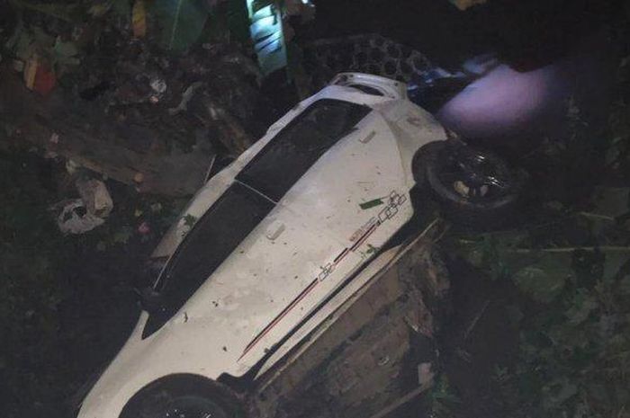 Daihatsu Ayla loncat ke jurang sedalam 7 meter setelah terlibat senggolan dengan kendaraan lain