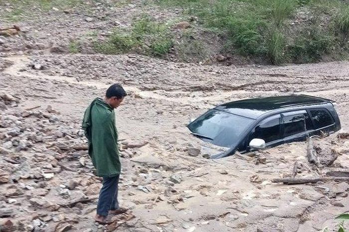 Toyota Kijang Innova tertimbun longsor di jalan raya Blangkejeren-Kutacane, dusun Tetumpun, desa Pungke Jaya, Putri Betung, Gayo Lues
