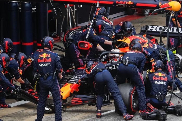 Alasan Red Bull tak segera lakukan pit stop ke Max Verstappen