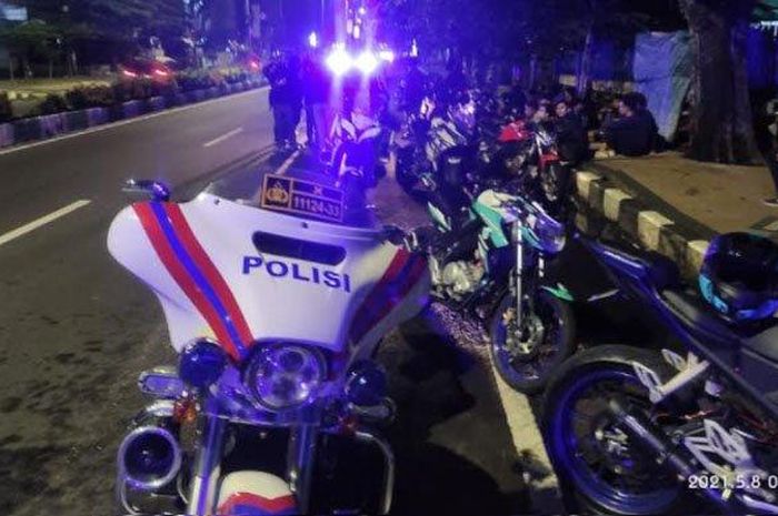 Satlantas Polresta Malang amanjkan 16 motor yang diduga hendak balapan liar, Sabtu (8/5/2021)