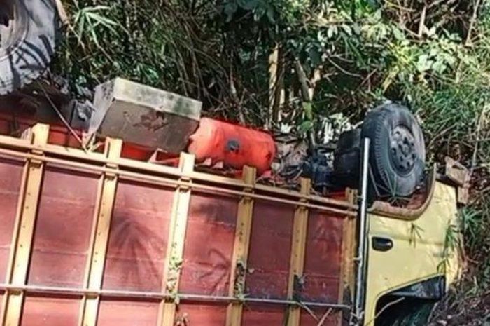 Truk muat gabah jempalit akibat hindari Toyota Avanza ngebut di tikungan sambil makan jalan di Cijambe, Warudoyong, Cikalong Kulon, Cianjur, Jawa Barat