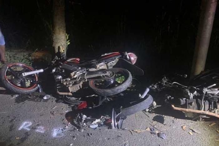 Yamaha V-Ixion dan Kawasaki Kaze adu banteng hingga dua orang tewas di jalan raya dusun Sukomangu, desa Karangkuten, Gondang, kabupaten Mojokerto, Jawa Timur