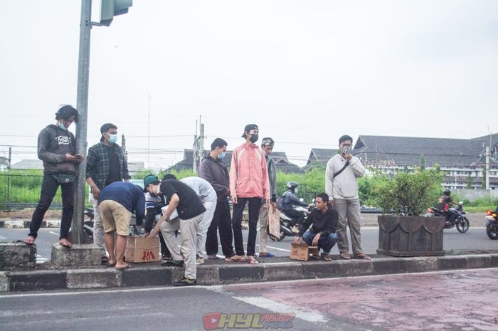 User Honda Wave berkumpul membagikan takjil di sekitar Bekasi
