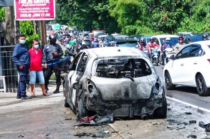 Toyota Yaris ludes terbakar luar dalam di Palembang