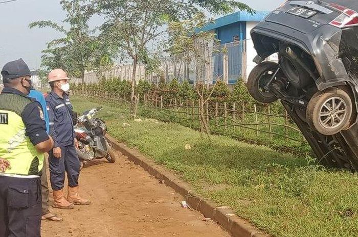Toyota Calya nungging di selokan kawasan Modern Cikande Industrial Estate, Serang, Banten.