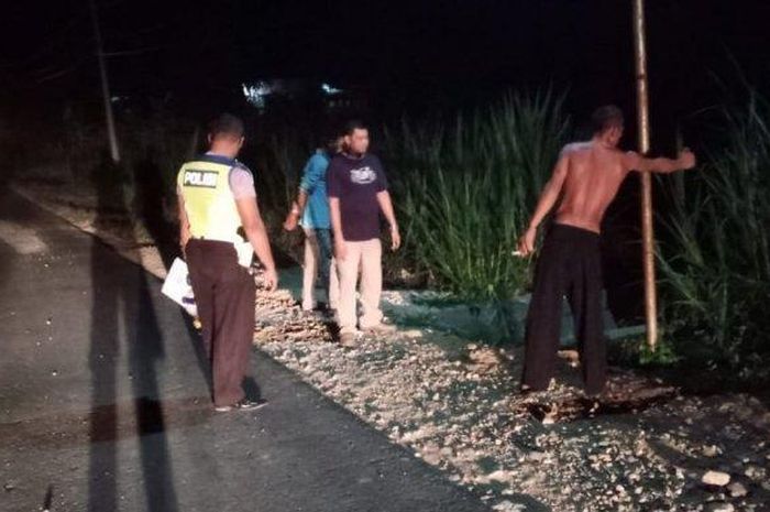 Anggota Satlantas Polres Bungo olah tempat kejadian kecelakaan maut di Jalan Poros Jalan Kuamang Jaya (RT 01 RW 01) Kecamatan Pelepat Ilir