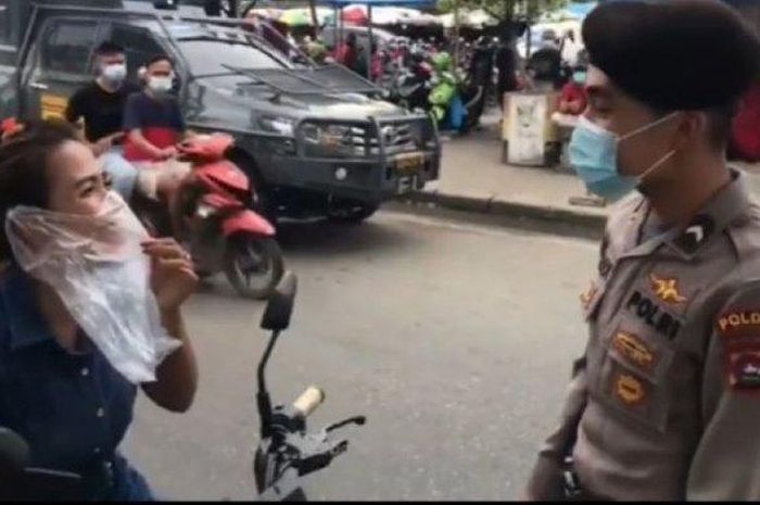 Viral Wanita Bukittinggi Gunakan Kresek Bening Sebagai Masker Untuk Hindari Razia 