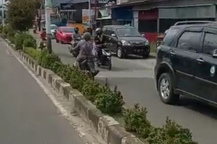 Tangkapan layar video nenek greget yang lagi viral di Nunukan. Lawan arah dengan cuek di jalan protokol Nunukan Kaltara(Kompas.com/Ahmad Dzulviqor) 