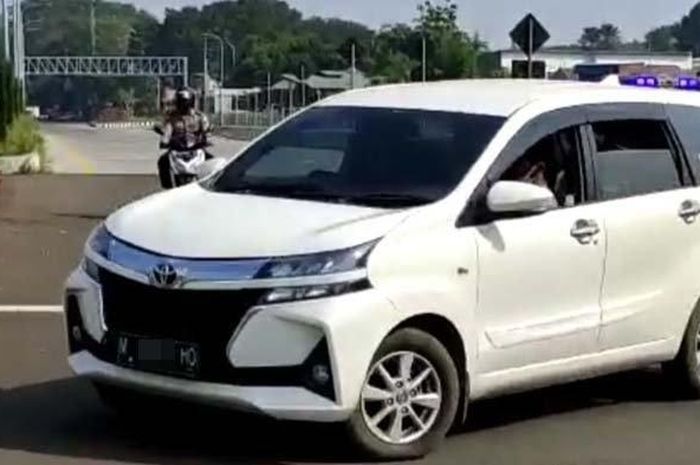 Toyota Avanza pelat M yang terlibat kejar-kejaran usai terobos pos penyekatan pintu tol Pakis, Malang, Jawa Timur