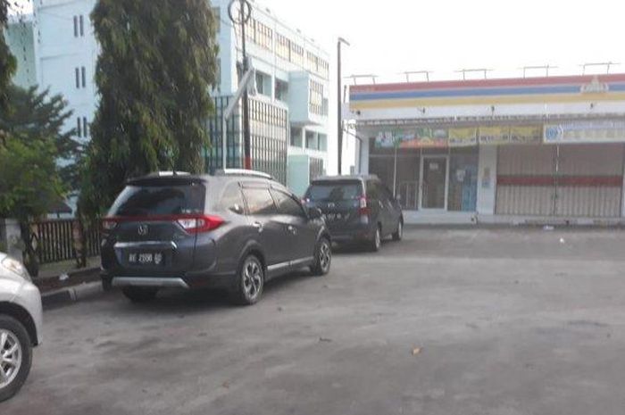 Honda BR-V disatroni maling ketika parkir di SPBU Rajabasa Raya, Bandar Lampung
