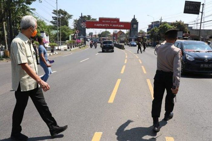 Ganjar Pranowo saat mengecek posko penyekatan pemudik di Kabupaten Semarang dan Salatiga, Selasa (11/5/2021). 