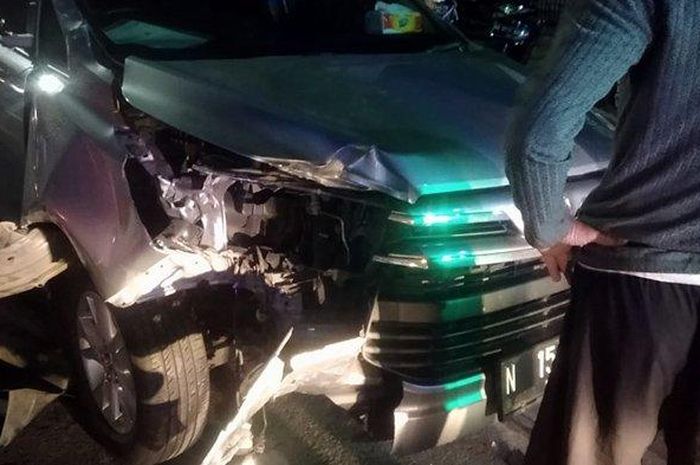 Kijang Innova bonyok wajah setelah terlibat kecelakaan karambol dengan dua motor di Solo