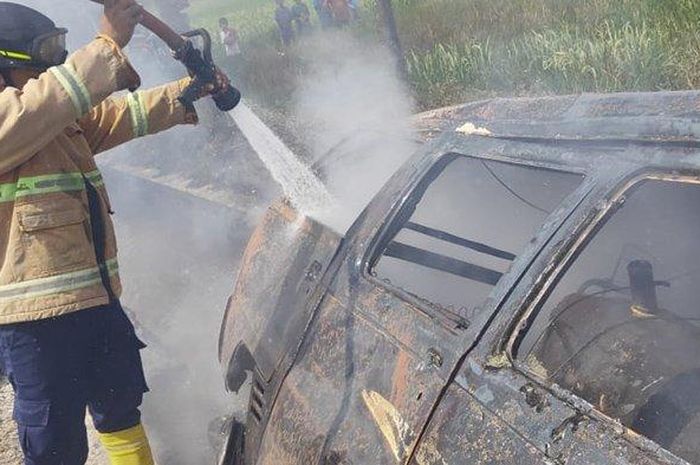 Suzuki Carry hangus terbakar sisa rangka