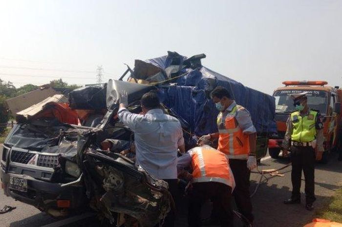 Pikap bernomor polisi BE 9612 EW menabrak truk bermuatan barang di Tol Tangerang-Merak Km 87, Kota Cilegon, Selasa (11/5/2021) pagi. 