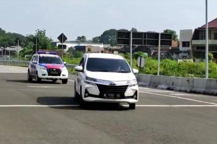 Mobil nekat terobos pos penyekatan pengetatan larangan mudik di pintu tol Malang dikejar petugas Polresta Malang Kota. 