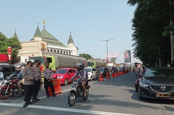 Sejumlah petugas bersiaga di pos penyekatan Prambanan, Klaten, Jawa Tengah.