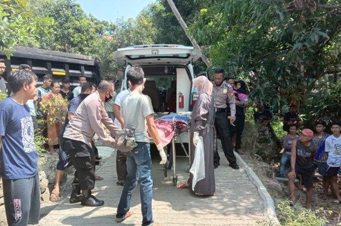 Petugas mengevakuasi korban kecelakaan maut di Jatigede, Sumedang, Jumat (14/5/2021). 