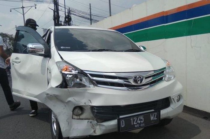Toyota Avanza kena sundul Yamaha NMAX yang nekat menerobos lampu merah