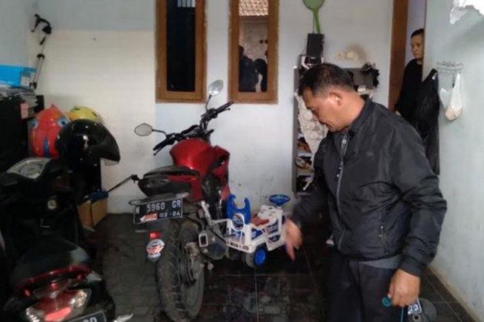 Mertua korban, Widadi menunjukkan tempat motor yang hilang dicuri maling. Menantunya yang tengah hamil ditemukan berdarah-darah, Kamis (13/5/2021) 