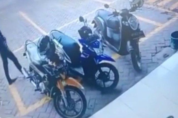 Detikdetik pencurian Honda BeAT di depan minimarket