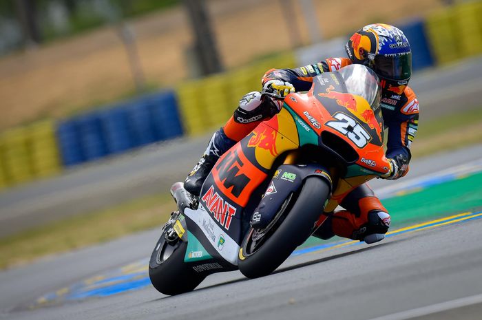 Cuaca tak menantu tidak halangi Raul Fernandez raih pole position di sesi kualifikasi Moto2 Prancis 2021, satu pembalap tim Indonesia tembus 10 besar.